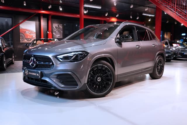 Mercedes-Benz GLA 200 SUV 2025 Moms Grå x Brun