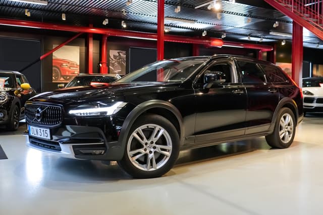 Volvo V90 Cross Country D4 AWD Momentum Plus Helskin Drag